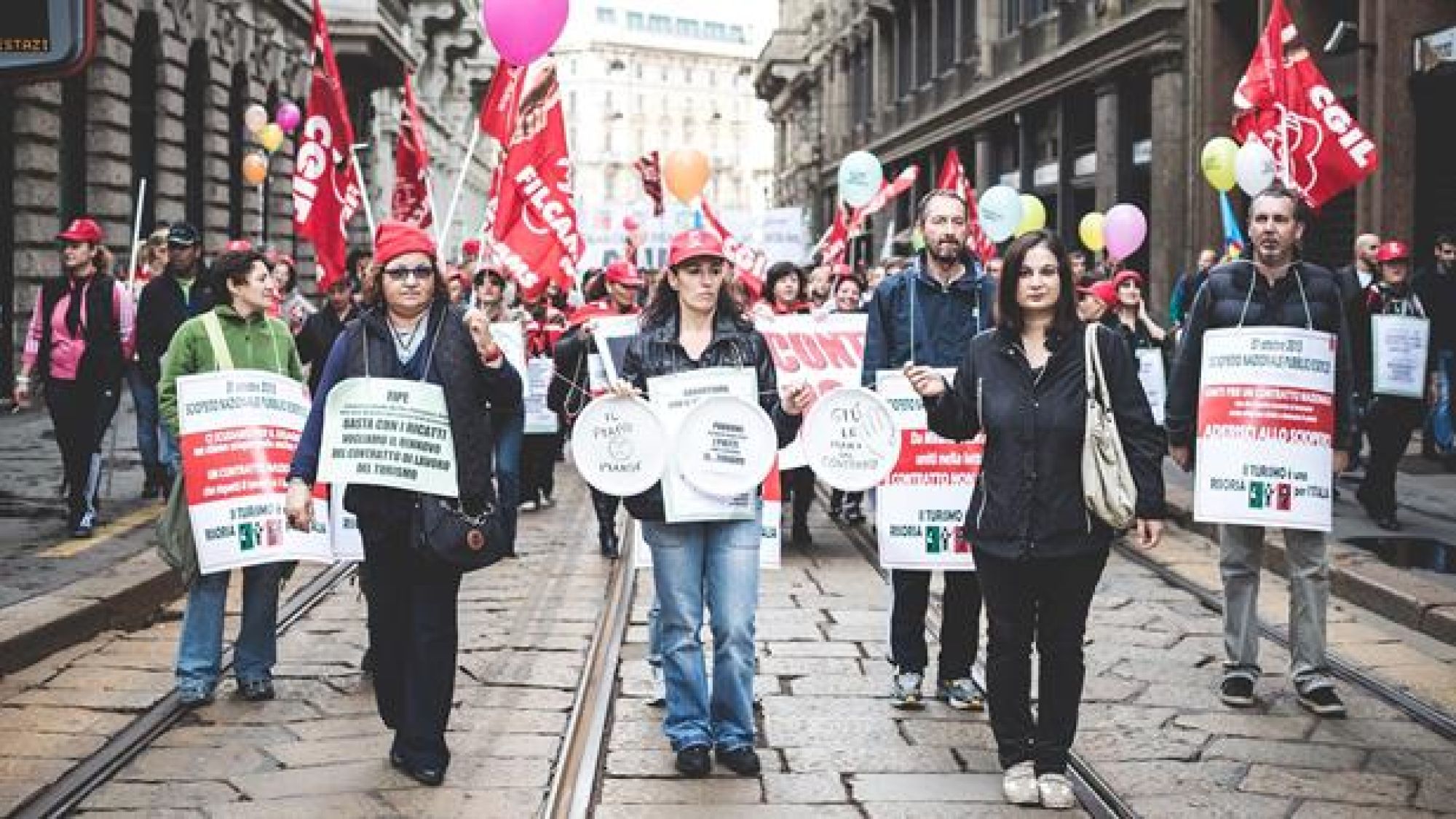 <p>HVORFOR STREIKER EUROPA? En ny rapport kartlegger hvilke tema som ender med streiker i EU-landene, samt Norge. Bildet er fra en streik i turisme-bransjen i Italia. årets lønnsoppgjør er det uenighet om størrelsen på lønnstilleggene som så langt har sett ut til å skape de største problemene i forhandlingene. Lønn er også det vanligste temaet i europeiske arbeidskonflikter. Samtidig er politiske streiker og konflikter knyttet til beslutninger og omstillinger på arbeidsplassen mye mer utbredt enn i Norge.&nbsp;</p>