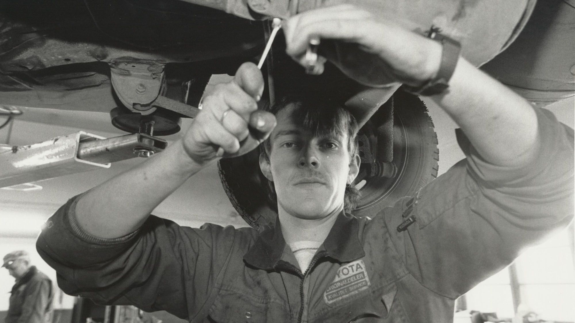 <p><span class="content" _ngcontent-col-c243="">En bilmekaniker-lærling i sving på et norsk bilverksted. </span>Foto: Dag Helge&nbsp;Dybvad / Ringsaker Blad (via Nasjonalbiblioteket).</p>